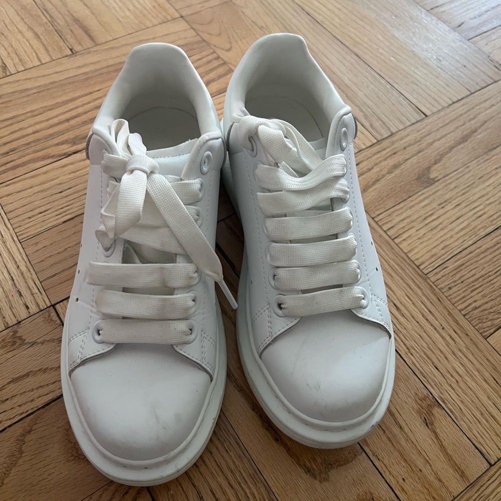 White leather sneaker Alexander MQueen like